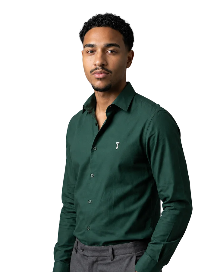 Mário, de cabelo curto cacheado e camisa verde de manga longa com o símbolo Tell Us
