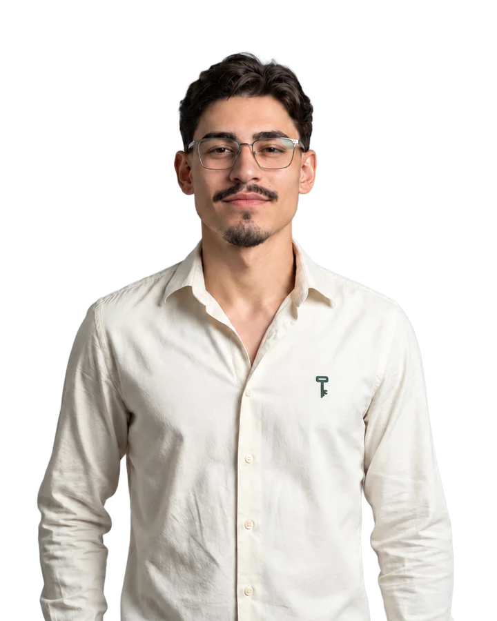 Murilo, de óculos e camisa marfim com o símbolo Tell Us